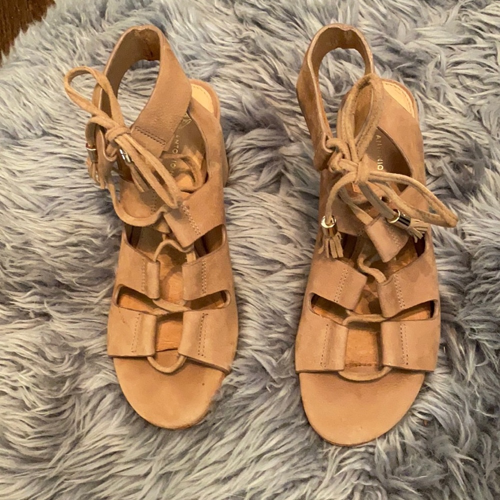 Tie sandals